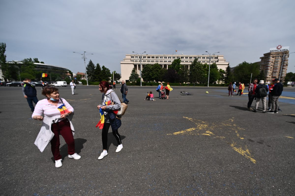 UPDATE: Protest în fața Guvernului, în prima zi de stare de alertă, deși mitingurile sunt interzise în această perioadă. Două persoane au fost ridicate de jandarmi