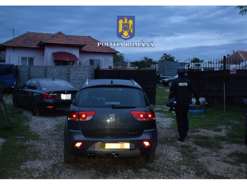 Percheziţii în Marea Britanie şi în trei județe din România, la persoane bănuite că au furat bunuri de 140.000 de euro. Doi bărbați, reținuți