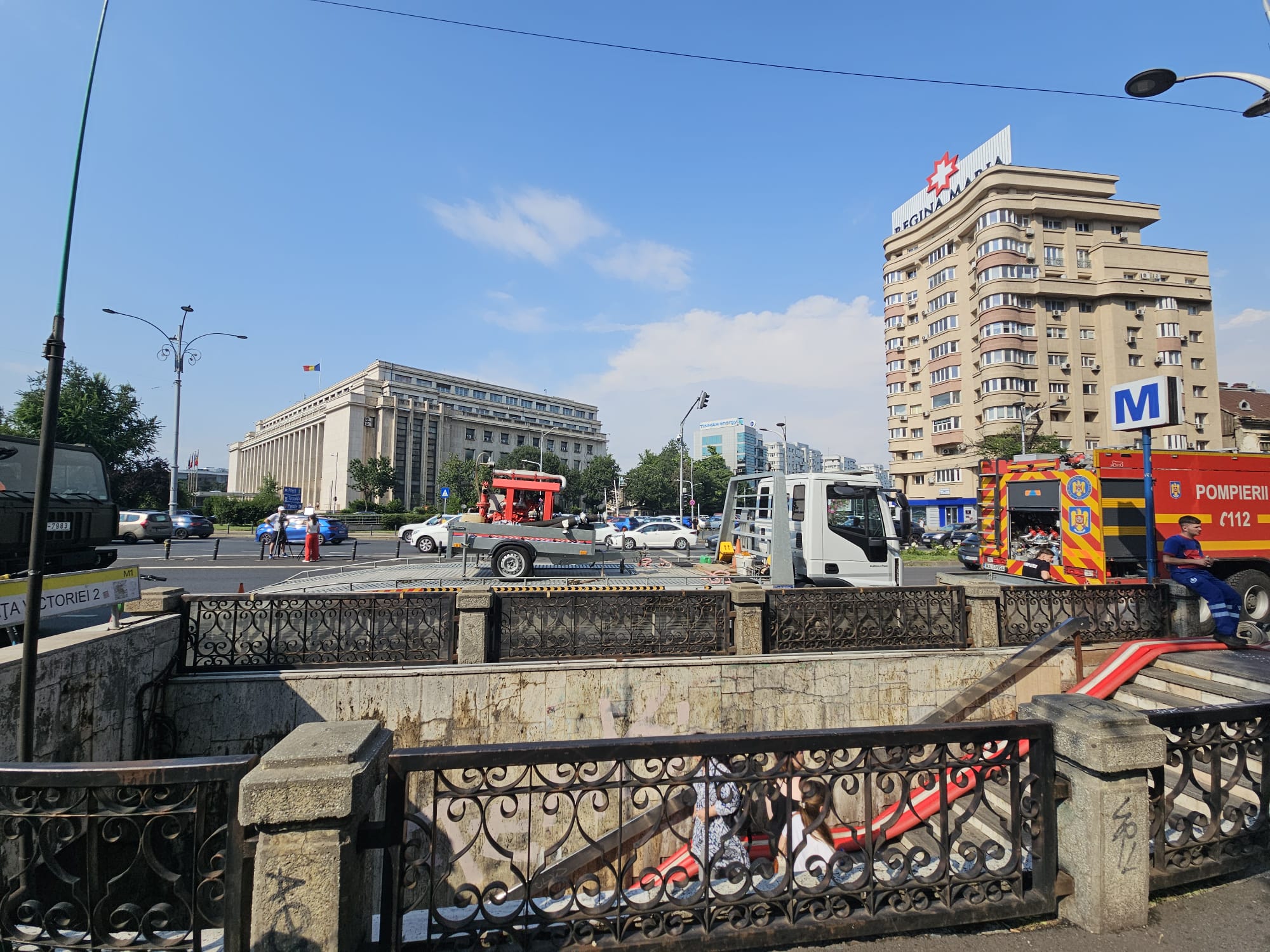 Bilanț negru al potopului în București și Ilfov: 1.000 de copaci căzuți, sute de case inundate, 456 de mașini distruse. Stația Piața Victoriei 2 rămâne închisă