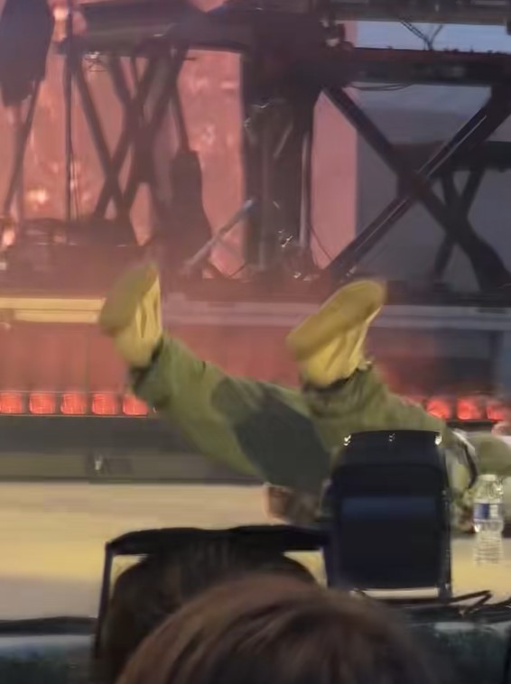 O cântăreață a leșinat pe scenă, în timpul concertului. Mesajul transmis pentru fani
