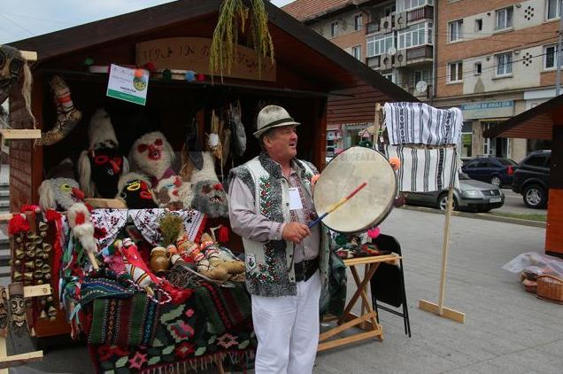 Meșterul din Botoșani care încă mai face opinci din piele de porc și măști populare. „Mă rog de oameni să le tai eu porcul gratuit”