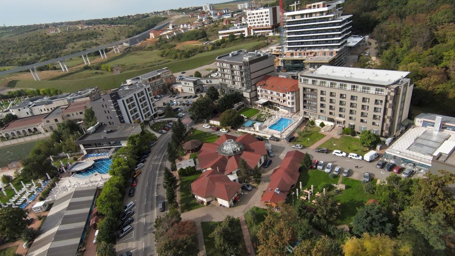 Descoperă Băile Felix și Oradea: două bijuterii ale turismului din vestul României, aproape una de alta. Se îmbină relaxarea termală cu eleganța urbană