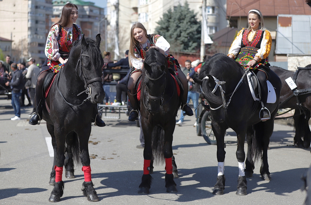 FOTO. Am asistat la sărbătoarea „Paștele Cailor”, cunoscută și sub numele de „Tudorița”. Unicul eveniment are loc în comunitatea de bulgari, din Târgoviște