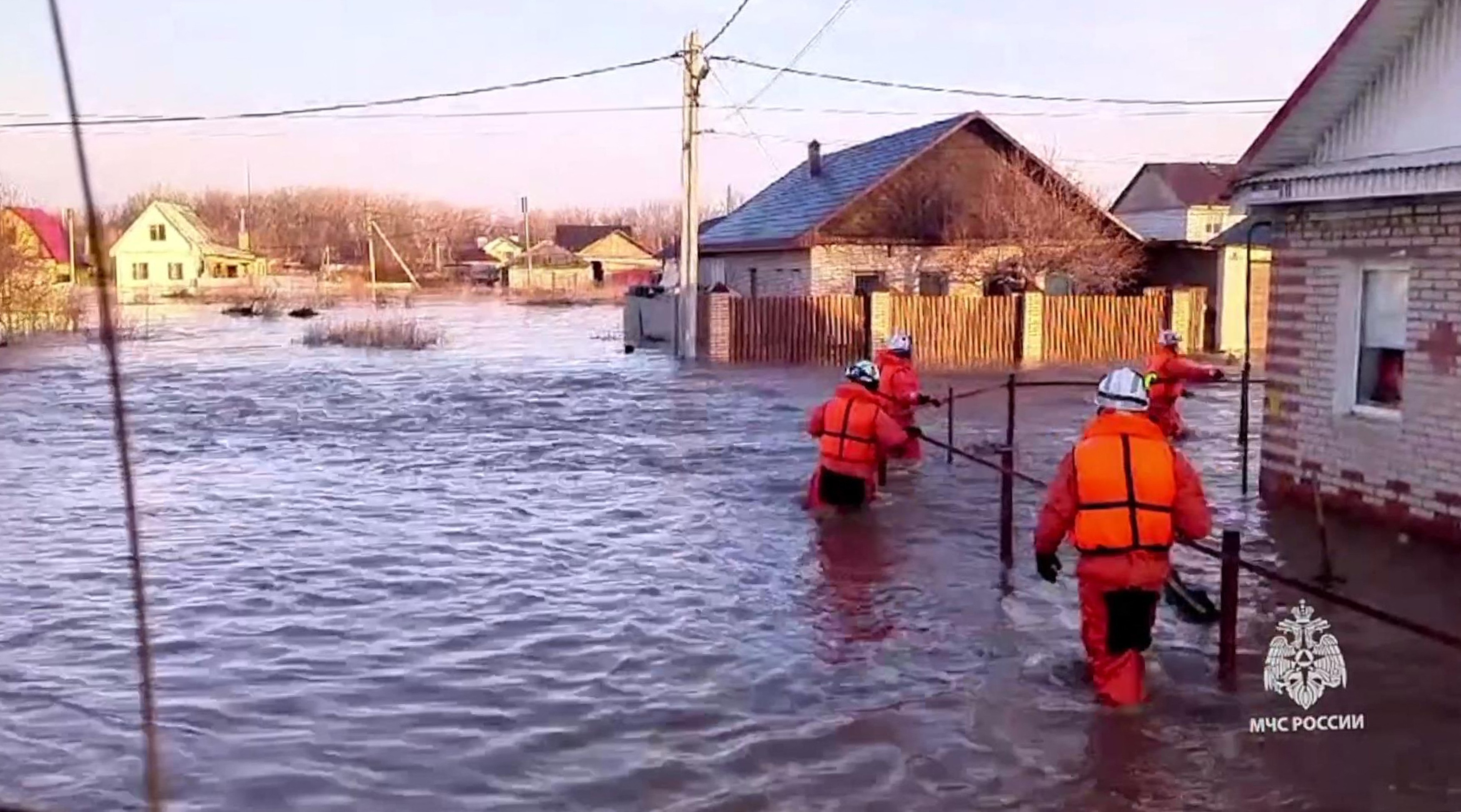 Inundații puternice într-o regiune rusă din Urali după ruperea unui baraj. Rusia anunță că a evacuat 4.000 de oameni