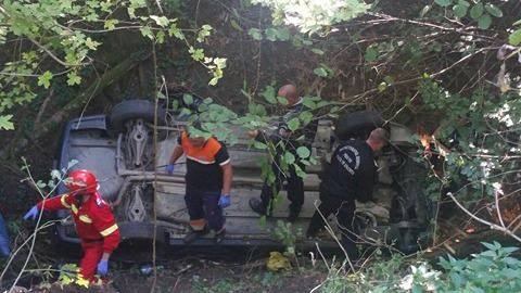 Doi copii și mama lor s-au prăbușit cu mașina într-o răpă la Deva. Un bebeluș, printre victimele salvate de pompieri