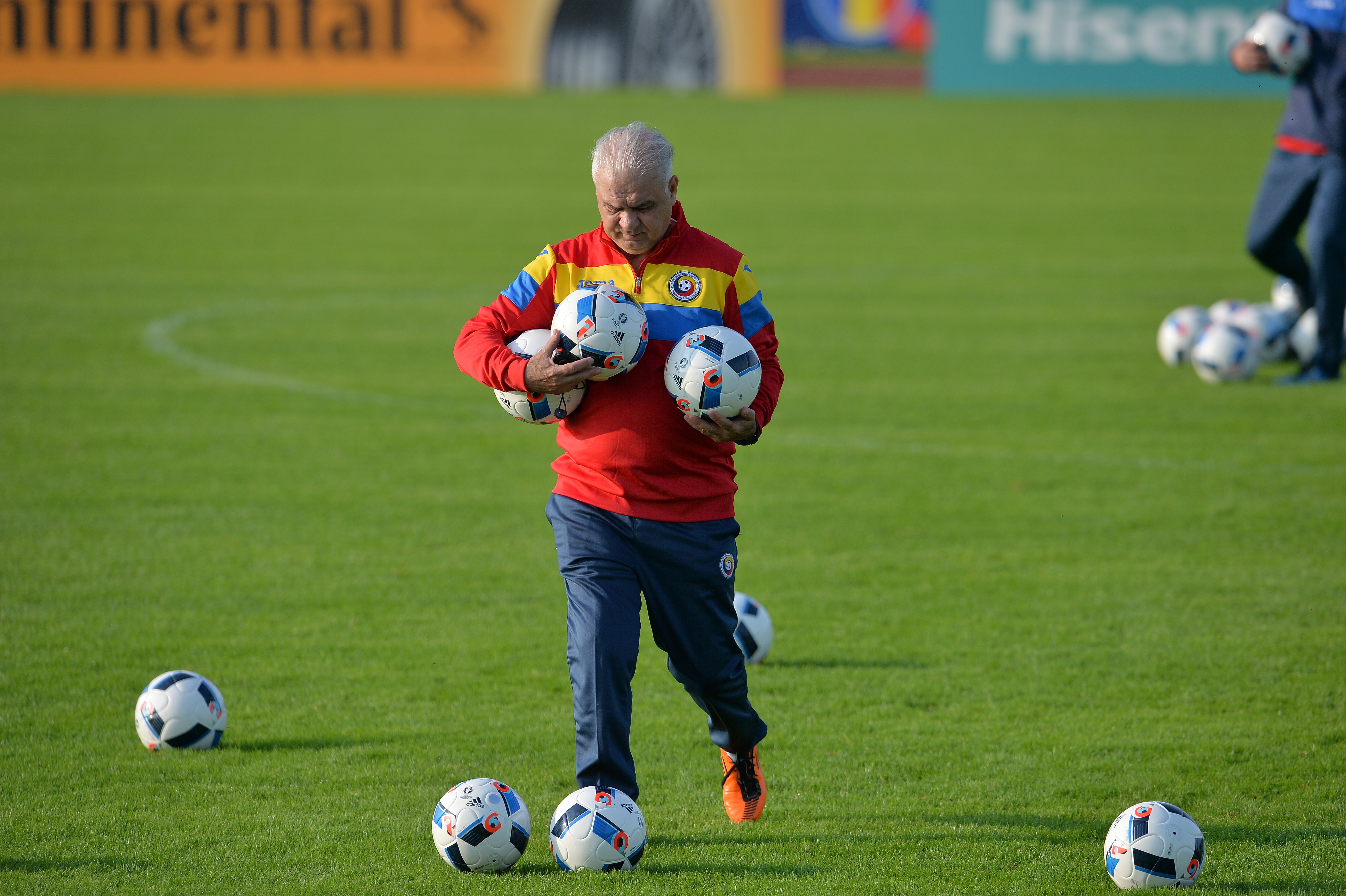 Euro 2016. Corespondență din Franța. Chiricheș a rezistat testelor la care a fost supus la primul antrenament efectuat de națională în Franța. ”Nea Puiu, hai cu iconița!” FOTO&VIDEO
