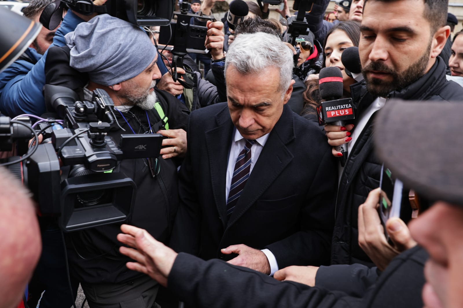 Călin Georgescu, înconjurat de susținători în fața Judecătoriei Sectorului 1: „Sunt nevinovat”. Decizia judecătoriei, amânată