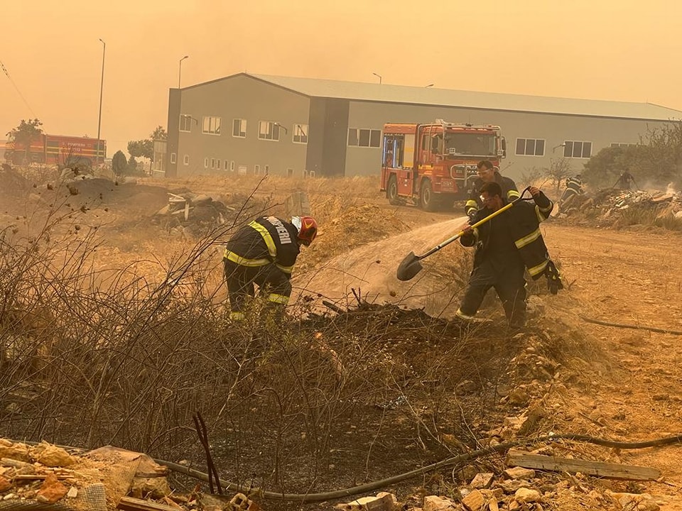 Pompierii români, trimiși din nou în Grecia. Imagini de la prima lor misiune, la un incendiu care amenință un spital