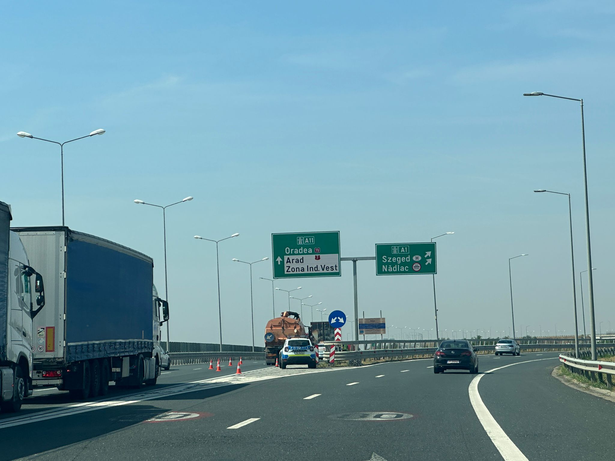 Un șofer a rămas încarcerat pe A1, după ce s-a izbit cu mașina de un TIR. Cum s-a produs impactul violent