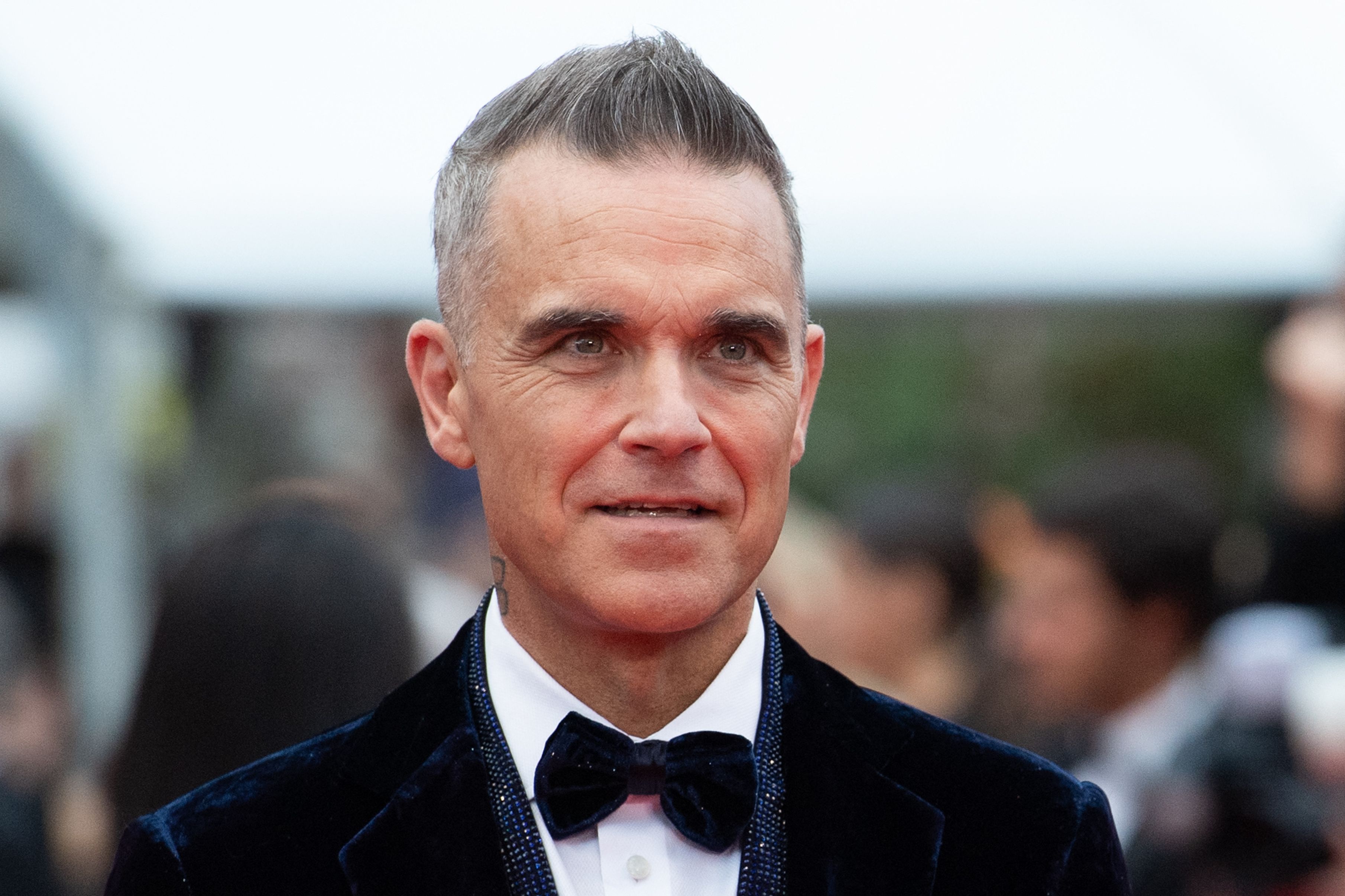 FOTO. Robbie Williams, lecție de eleganță la Cannes. A venit să vadă filmul cu DiCaprio și De Niro. Peste două săptămâni vine la București