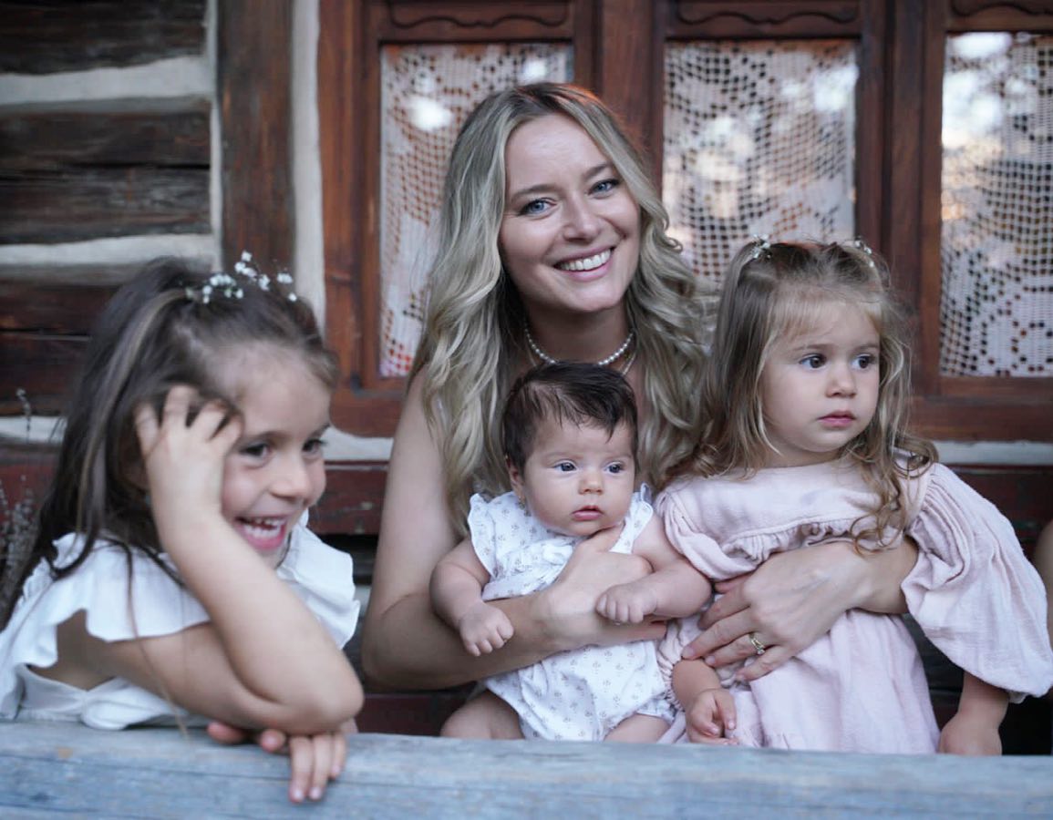 Laura Cosoi, detalii despre emisiunea pe care o prezintă la Antena Stars. Când începe „Vacanță de vedetă”