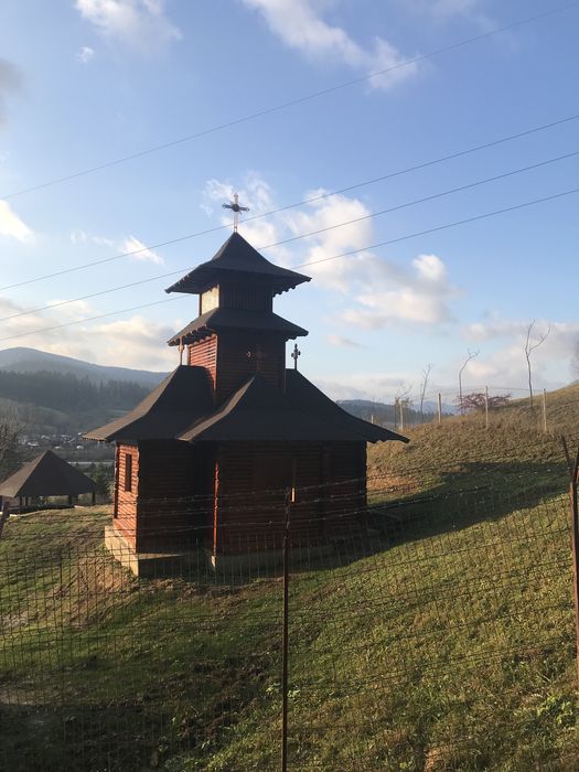 Primarul Mihai Chirica ar avea o vilă secretă. Pe domeniul din Suceava există o cramă săpată în deal, patru foișoare și chiar o biserică
