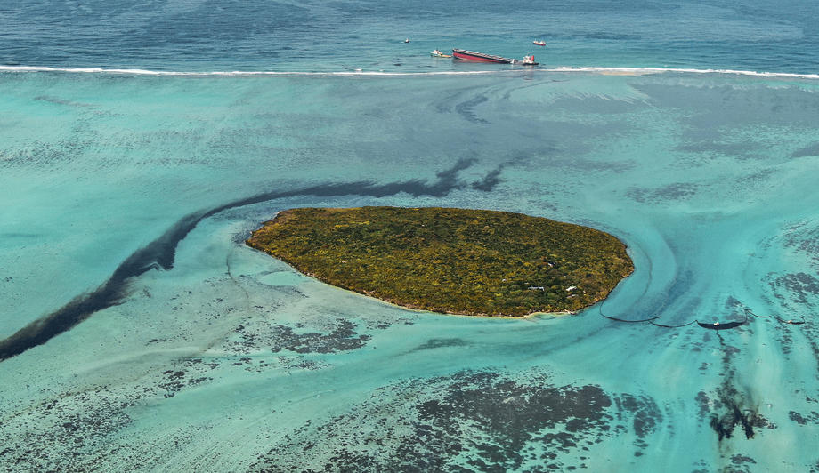 Paradisul din Mauritius, amenințat de un dezastru. Mii de tone de petrol ar putea să se scurgă în Ocean