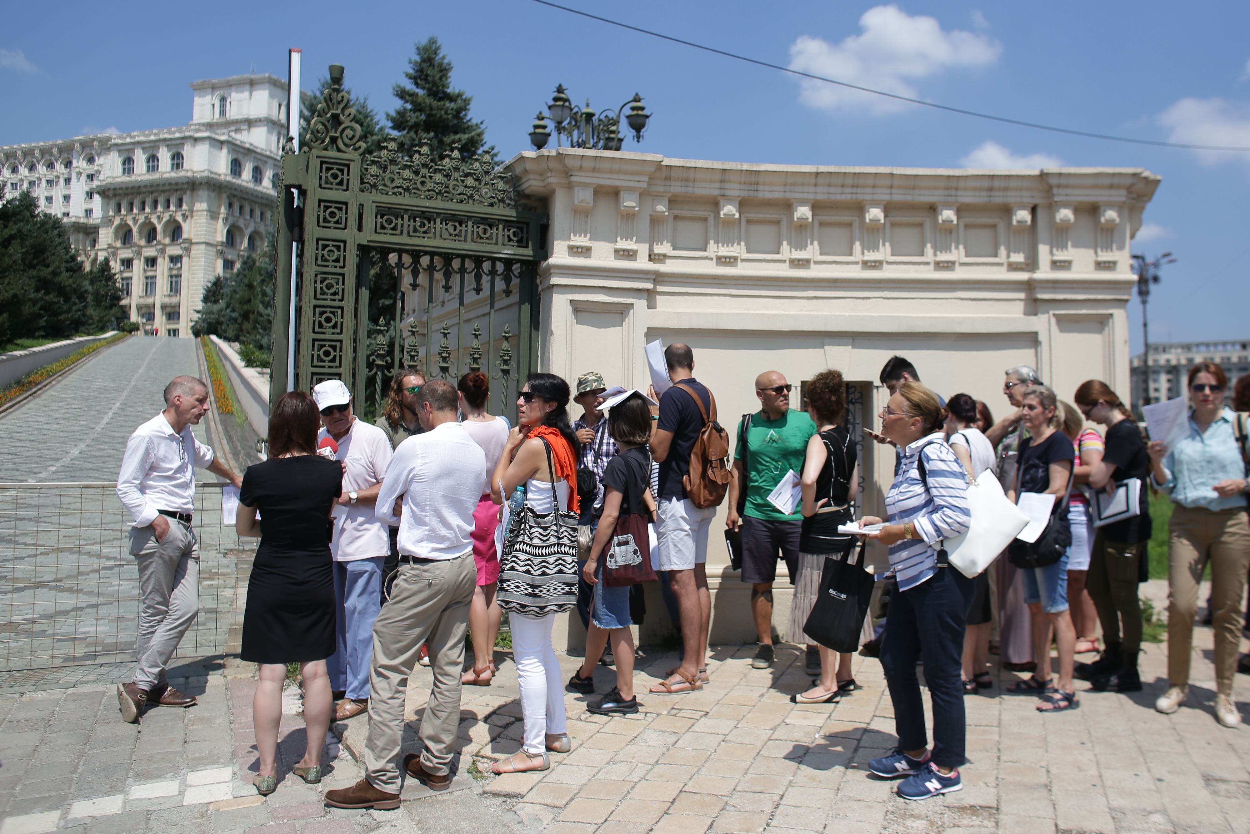 Românii cer CCR să intervină asupra noului Cod Penal, prin campania "Stăm la coadă pentru democraţie"