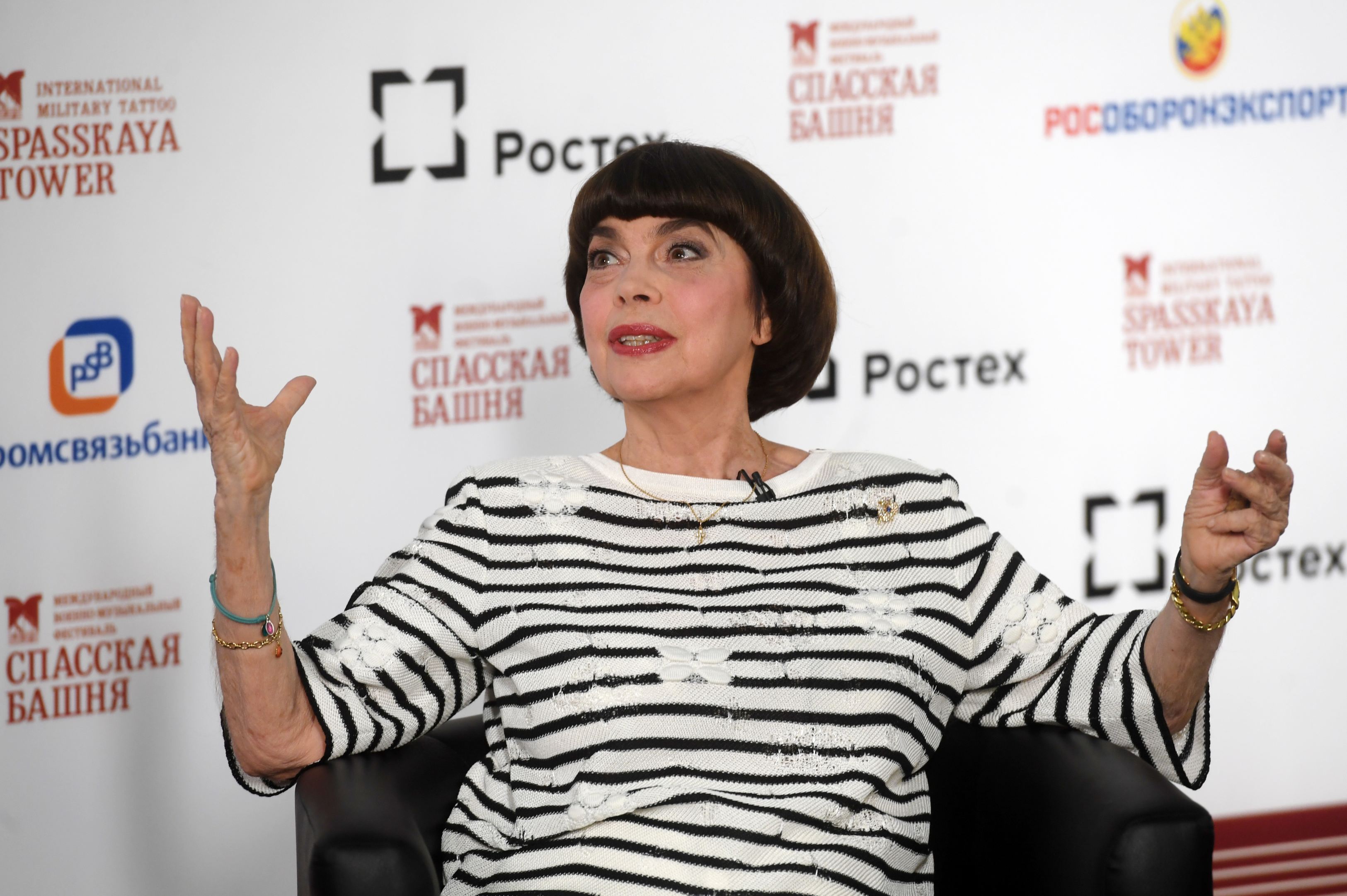 Mireille Mathieu, neschimbată la 72 de ani. Cum arată una dintre cele mai mari cântărețe din Franța | FOTO & VIDEO