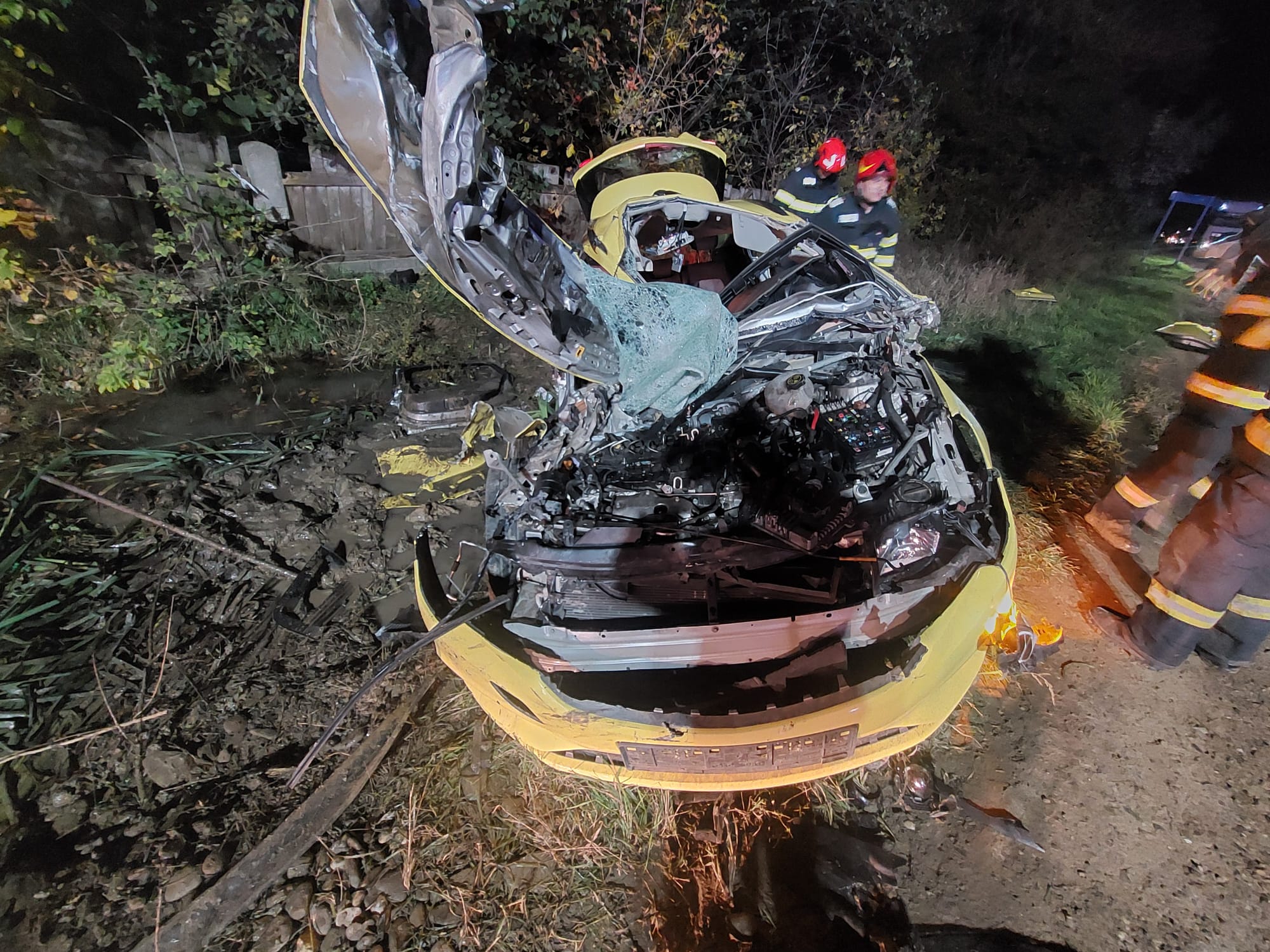 Doi oameni au murit, în Neamț, după ce un TIR a spulberat un autoturism. Gestul făcut de unul dintre șoferi a dus la tragedie
