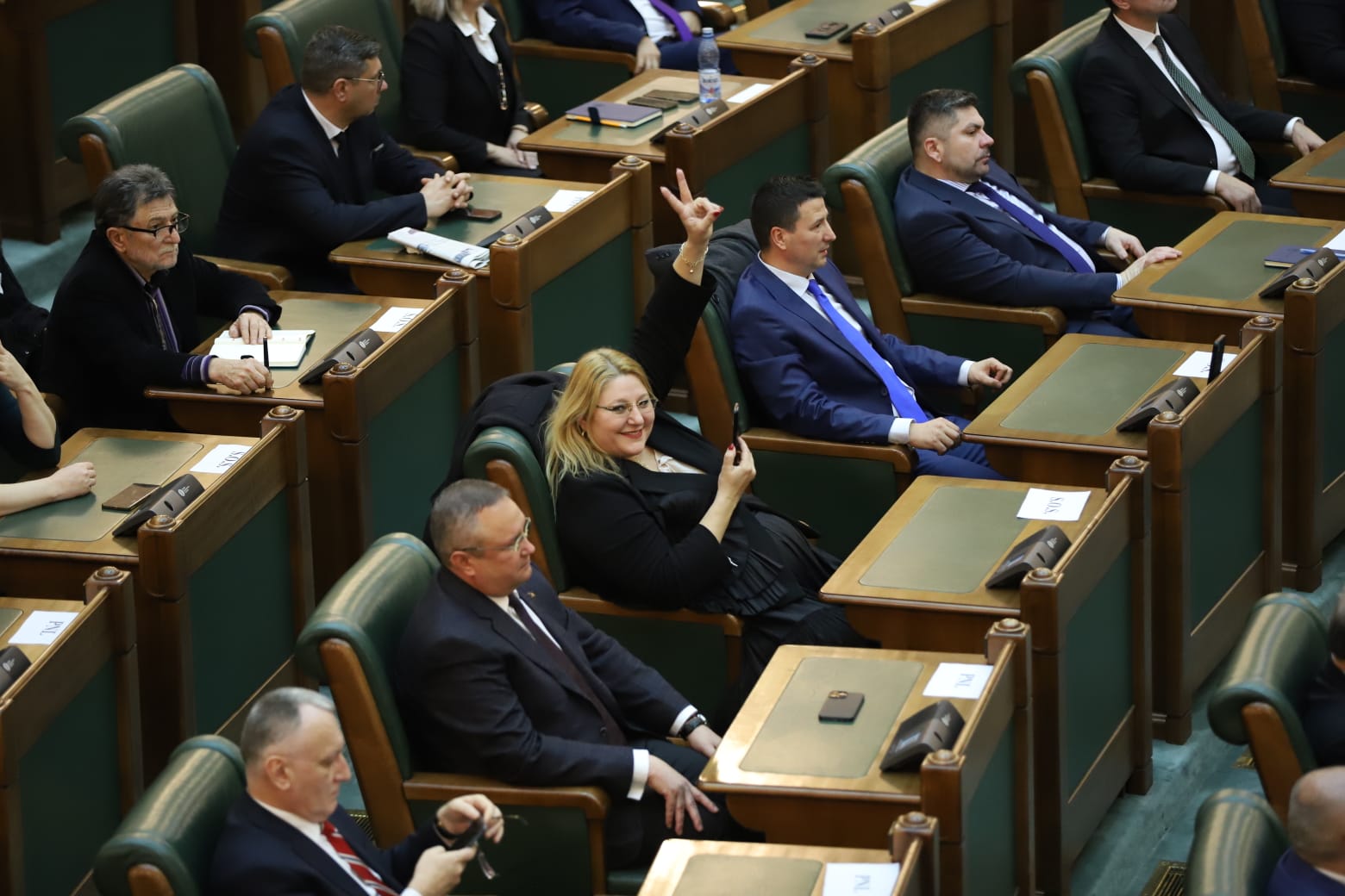 Prima zi din viața noului Parlament. Șoșoacă l-a flancat pe Ciucă, Becali a smuls microfonul unui jurnalist, iar liberalii se zbat între Crin și Nicușor