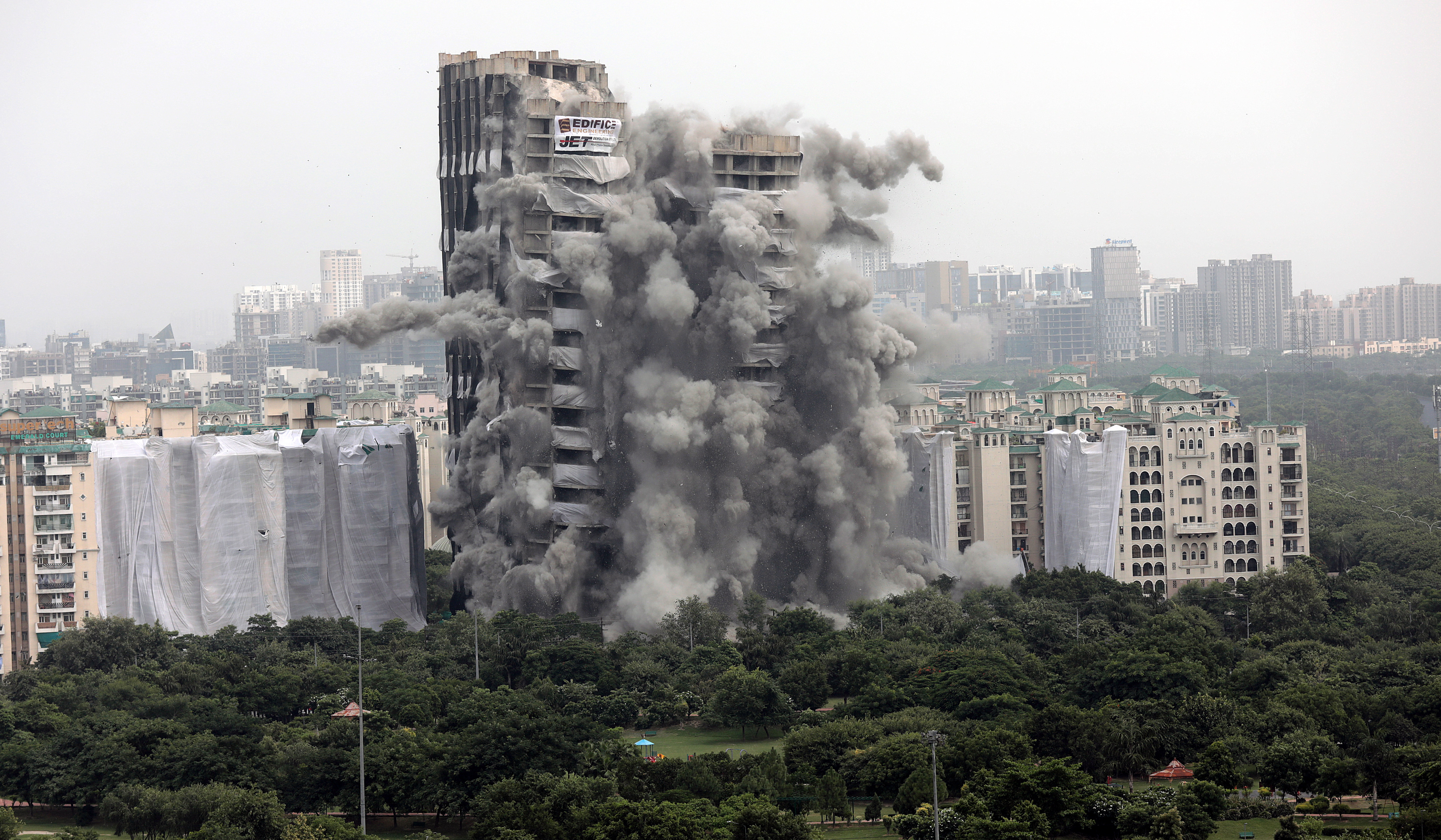 Doi zgârie-nori construiți ilegal au fost demolați în câteva secunde, în India - VIDEO