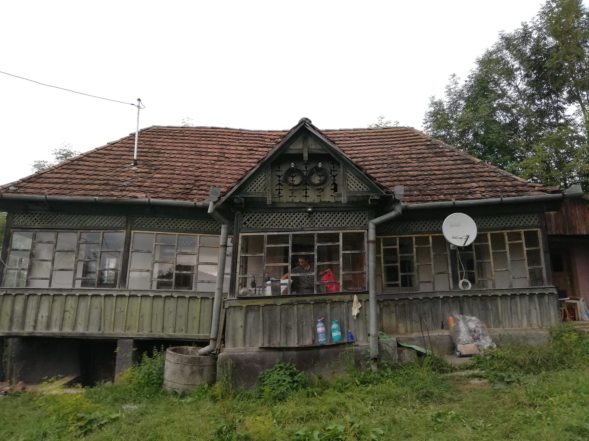 Cum a recondiționat un român o casă în paragină cumpărată „mai mult pentru pământ și locație”. „Aveți mâini de aur”