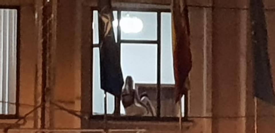 Dansatoarele Andreei Antonescu au făcut poze sexy în Primăria Bârlad. „Suntem revoltați!”