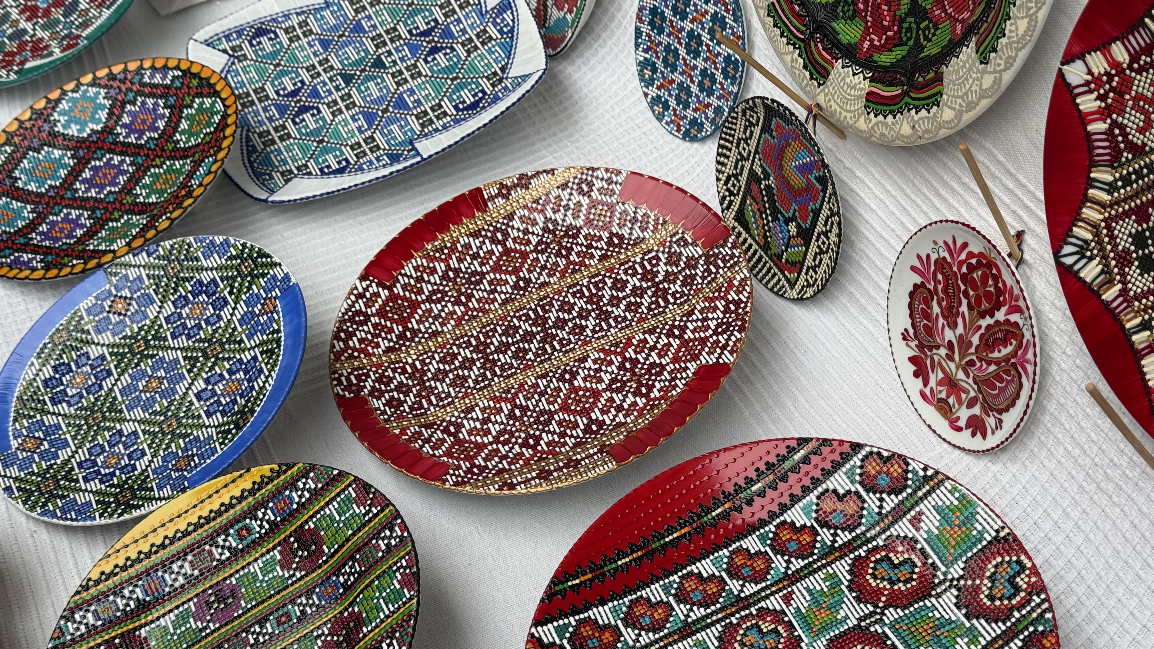 „Esență de Românie într-o farfurie”. Peter Brâncoveanu și broderiile pictate pe ceramică: „50 de lei sau 10 euro! Am și Revolut”