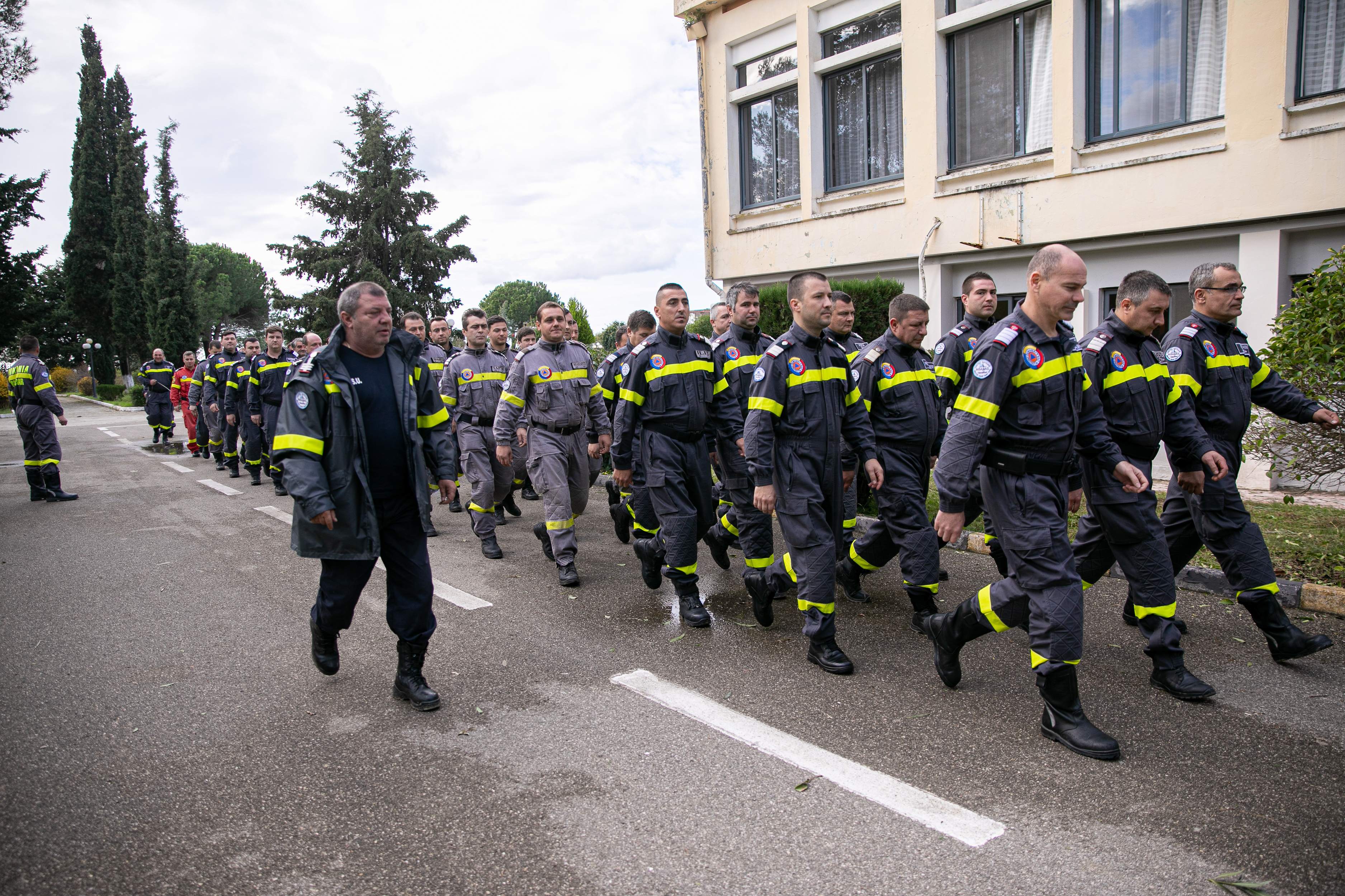Pentru pompierii români din inima dramei albaneze, Ziua Națională a picat de Ziua Recunoștinței. ”Cele două cadavre erau, de fapt, mama și fiul. Tatăl și fiica au scăpat!”