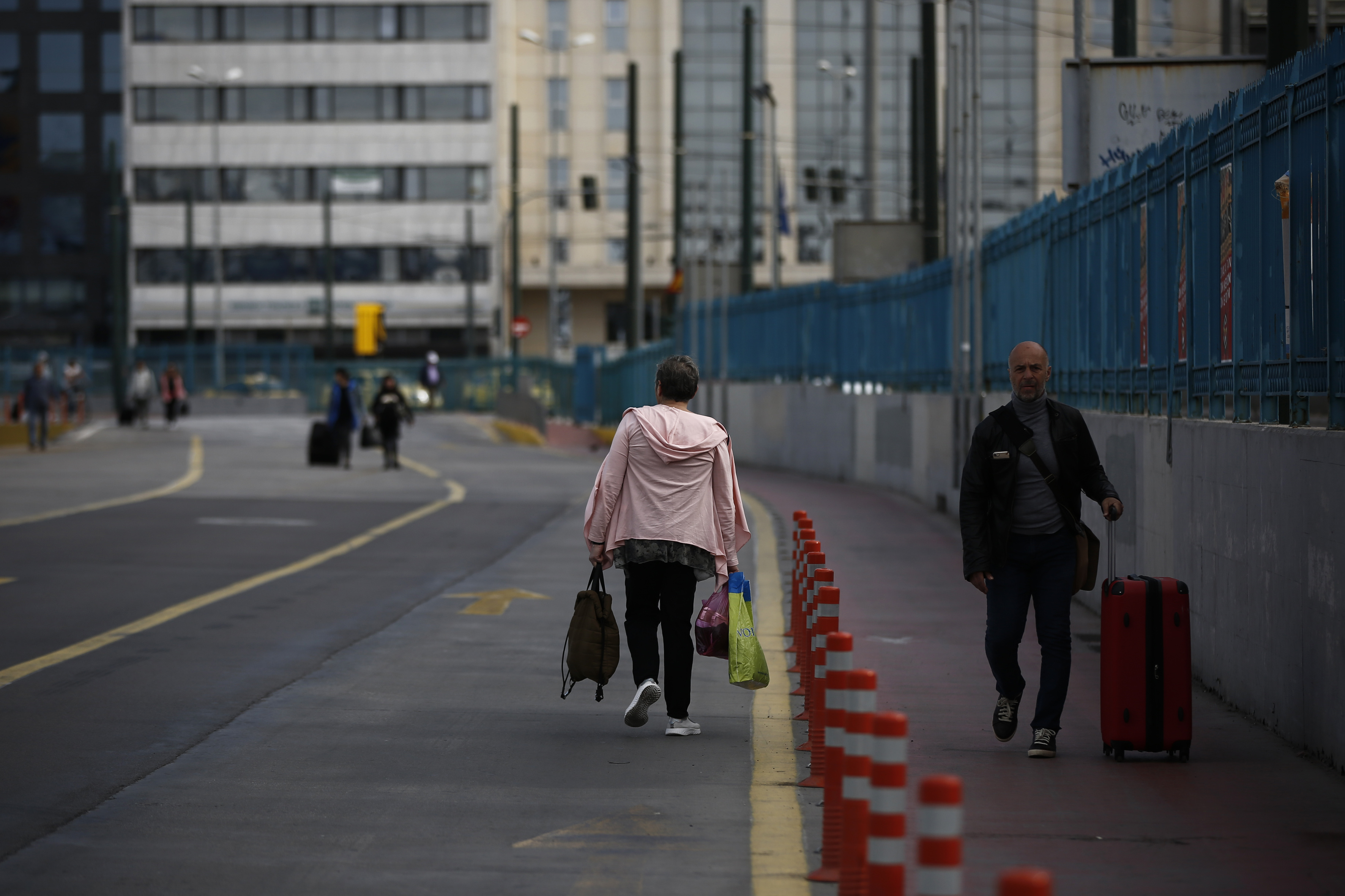 FOTO / Atena este paralizată de o grevă a transportatorilor, pe tot parcursul zilei de 1 mai