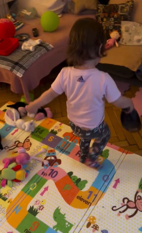 Imagini din apartamentul în care Cristina Cioran locuiește cu cei doi copii. Casa vedetei e plină cu jucării