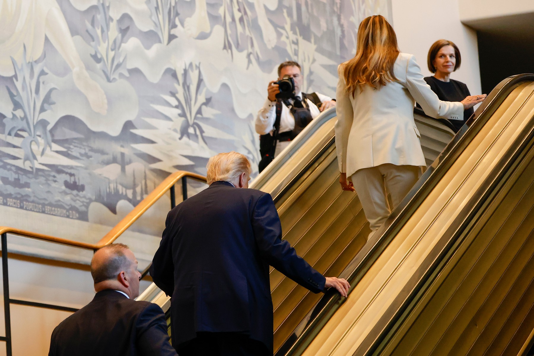 Scara rulantă de la ONU s-a stricat când Donald Trump și Melania au pășit pe ea: „Prima-doamnă era să cadă” I VIDEO