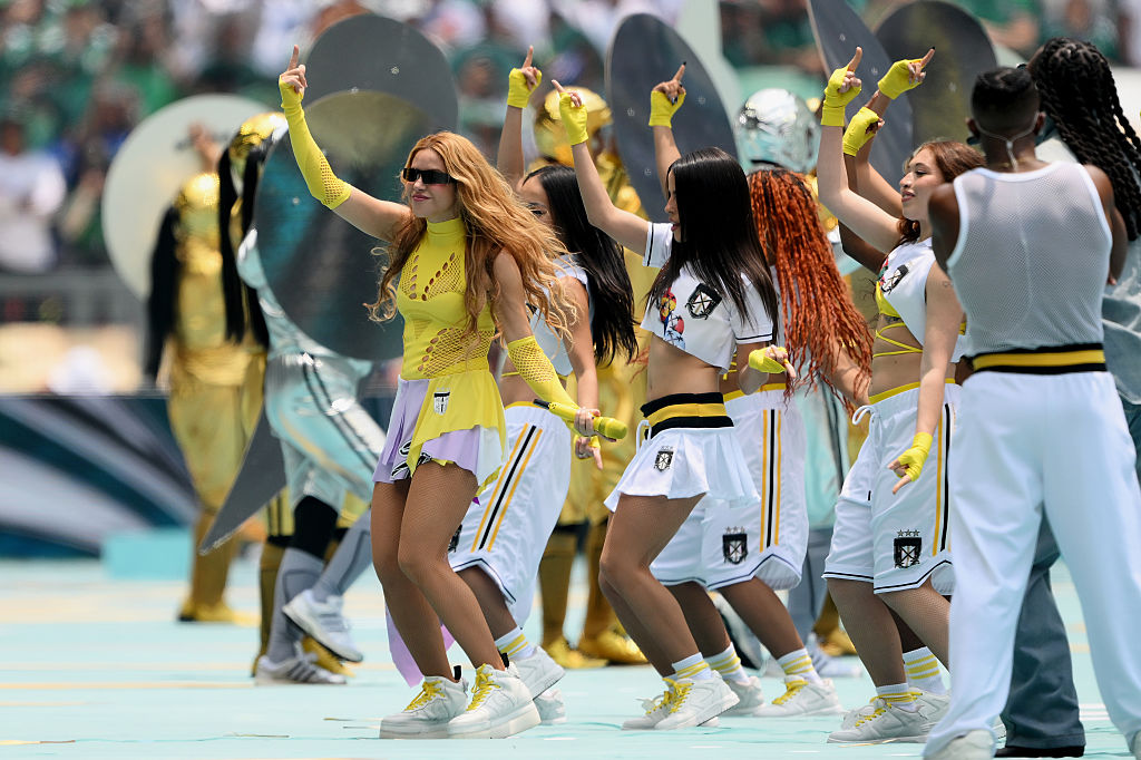 Cum a apărut Shakira la finala Cupei Mondiale FIFA 2026. Imaginile cu artista desculță pe scenă au devenit virale
