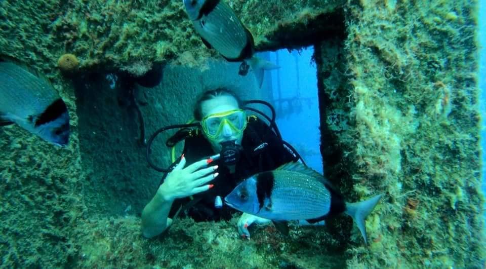 Elena Grigore, singura femeie sudor din Cipru. E pasionată de Eliade și de scufundările la mare adâncime. „Câștig și câte 20.000 de euro lunar”