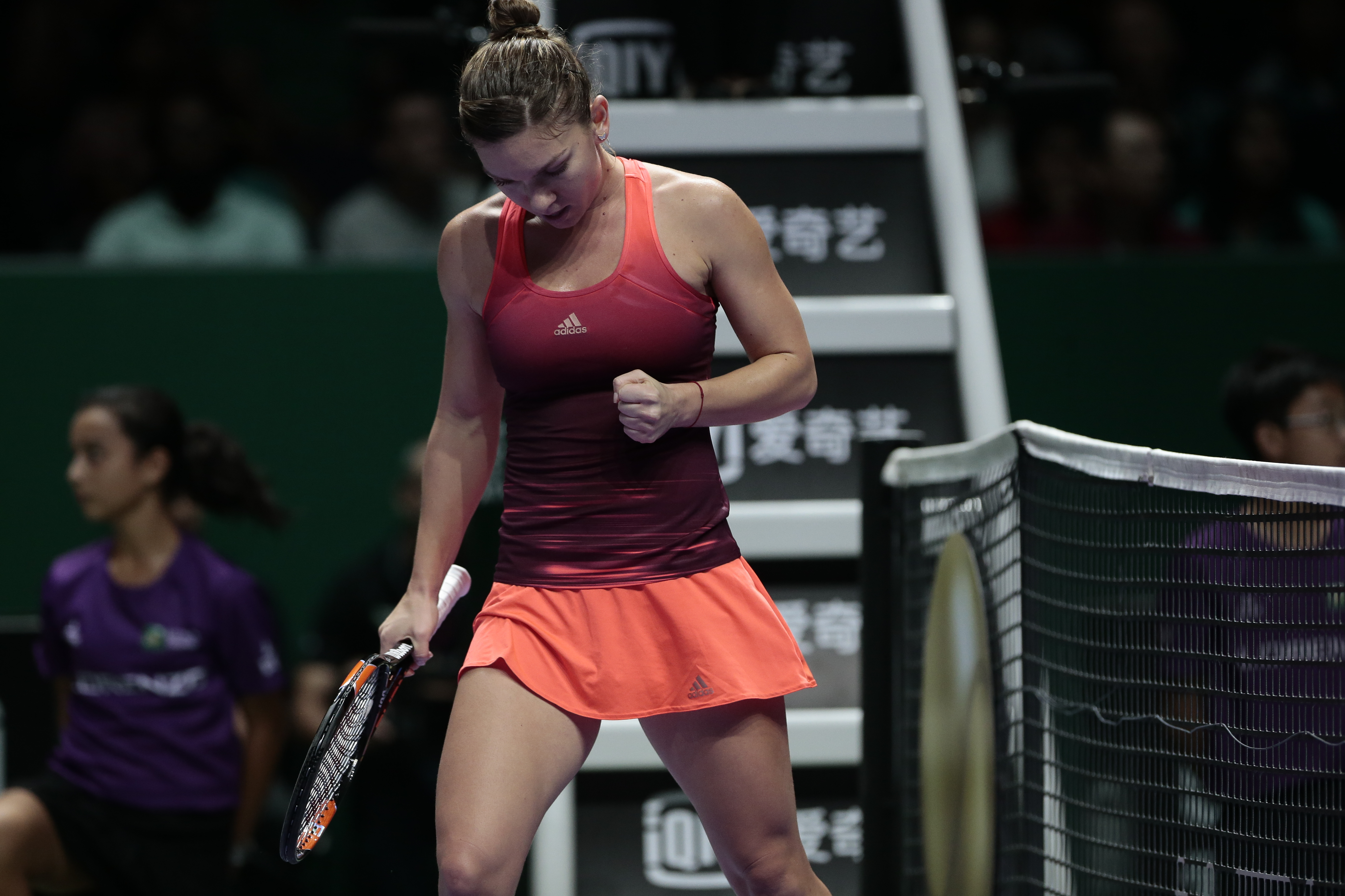 DEZASTRU LA TURNEUL CAMPIOANELOR. Halep a fost învinsă în două seturi de Radwanska şi a ratat semifinalele. A cedat psihic, după ce a pierdut primul set la tiebreak, 5-7, de la 5-1. Simona va încasa 304.000 $. Încheie anul pe 2! / FOTO&VIDEO
