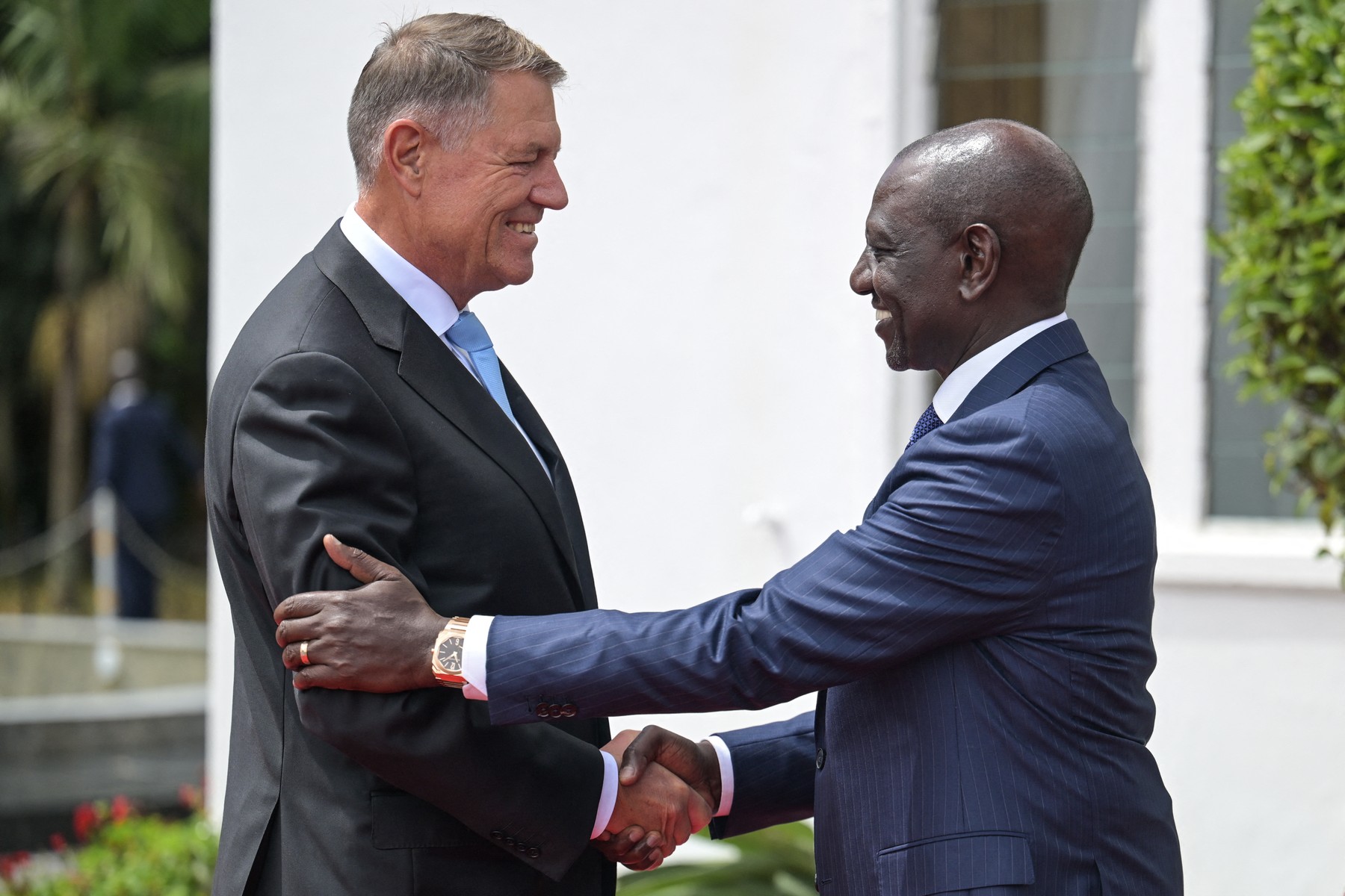 PRIMELE IMAGINI CU IOHANNIS ÎN AFRICA. „Ai venit cu ploaie!”, i-a spus șeful statului kenyan lui Iohannis. Președintele României i-a răspuns cu o vorbă din bătrâni