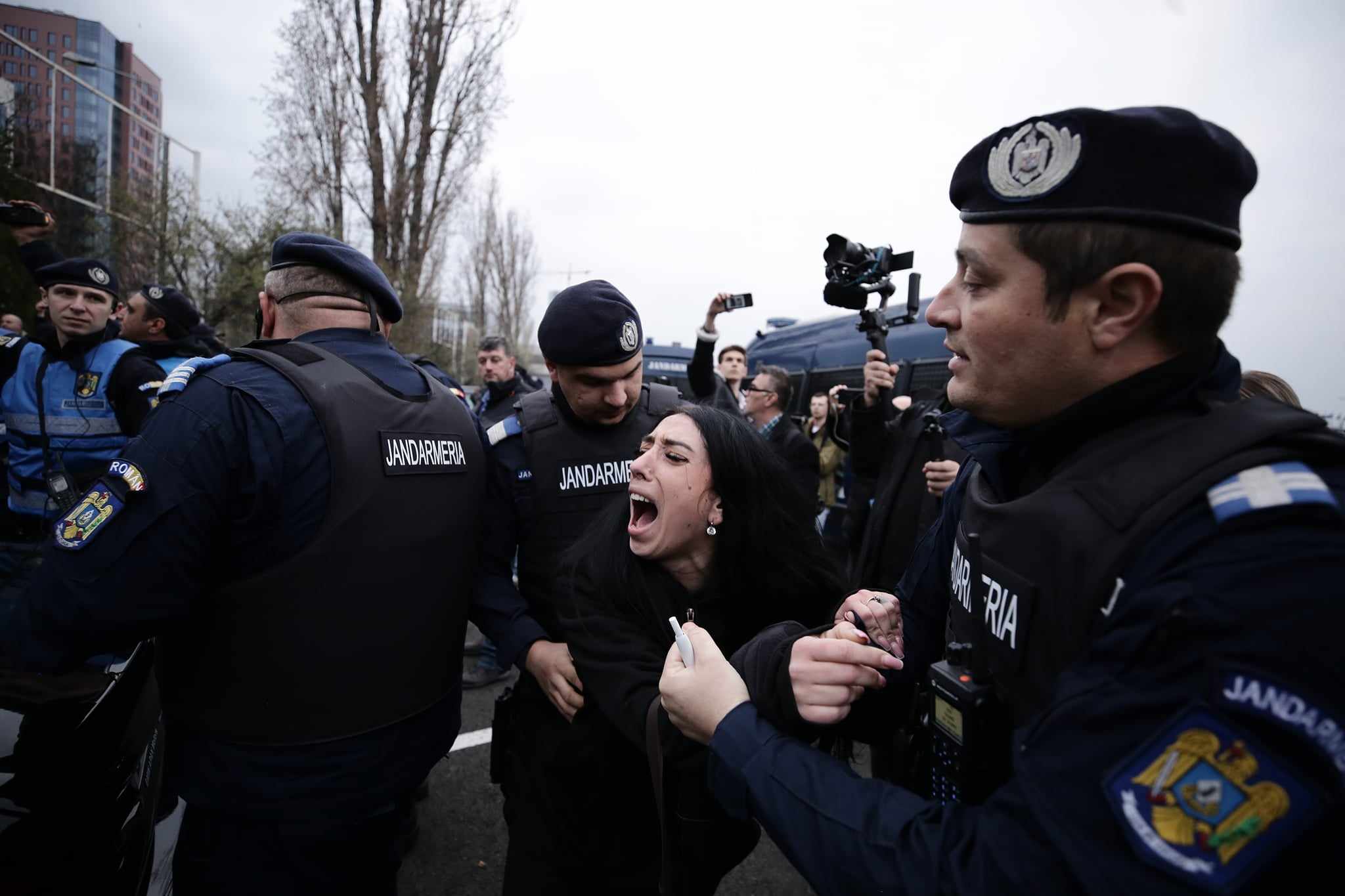 Protest AUR în timpul Congresului PPE de la București. Manifestanții s-au îmbrâncit cu jandarmii: „Ursula, nu uita, România nu te vrea!”