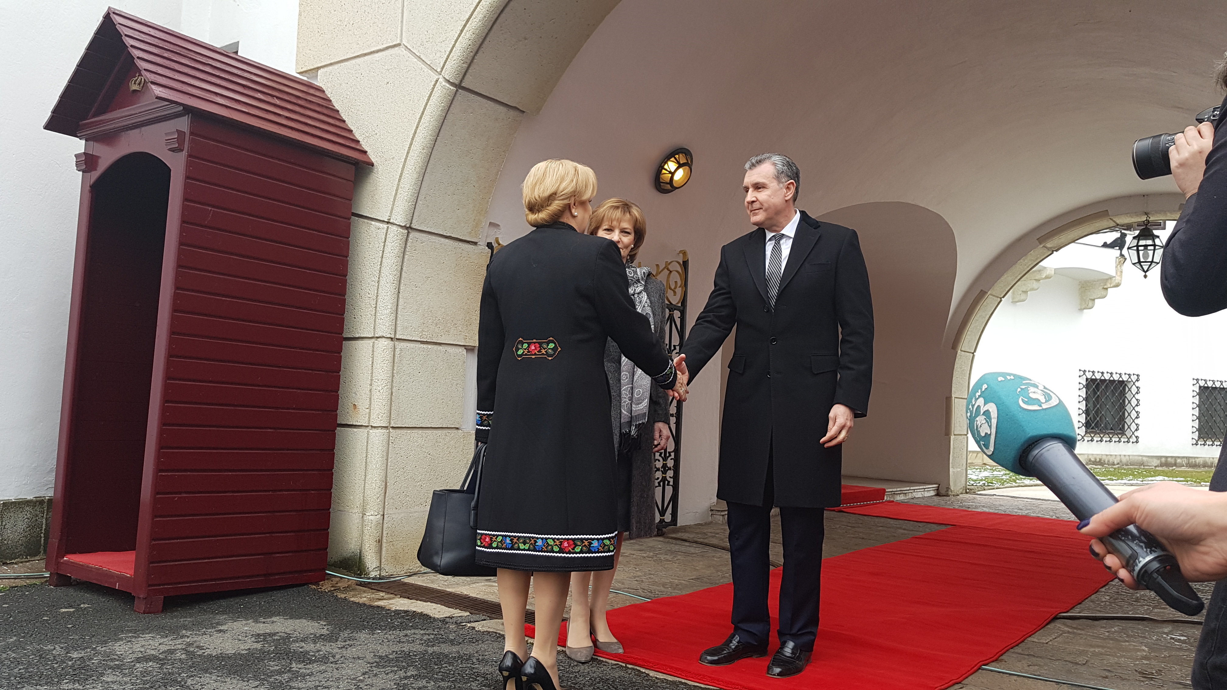 UPDATE. Premierul Viorica Dăncilă, prânz de lucru, cu familia regală, la Palatul Elisabeta; Casa Regală se va implica în promovarea României în afară