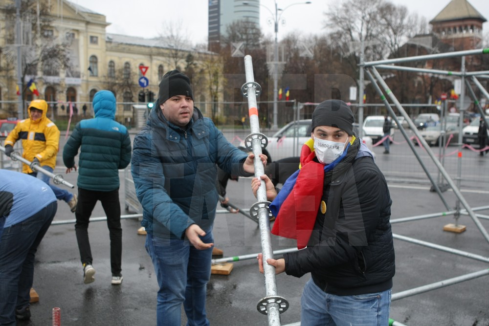 UPDATE. Protest și incidente în Piața Victoriei. Anchetă MAI după împiedicarea organizării târgului de Crăciun/ FOTO