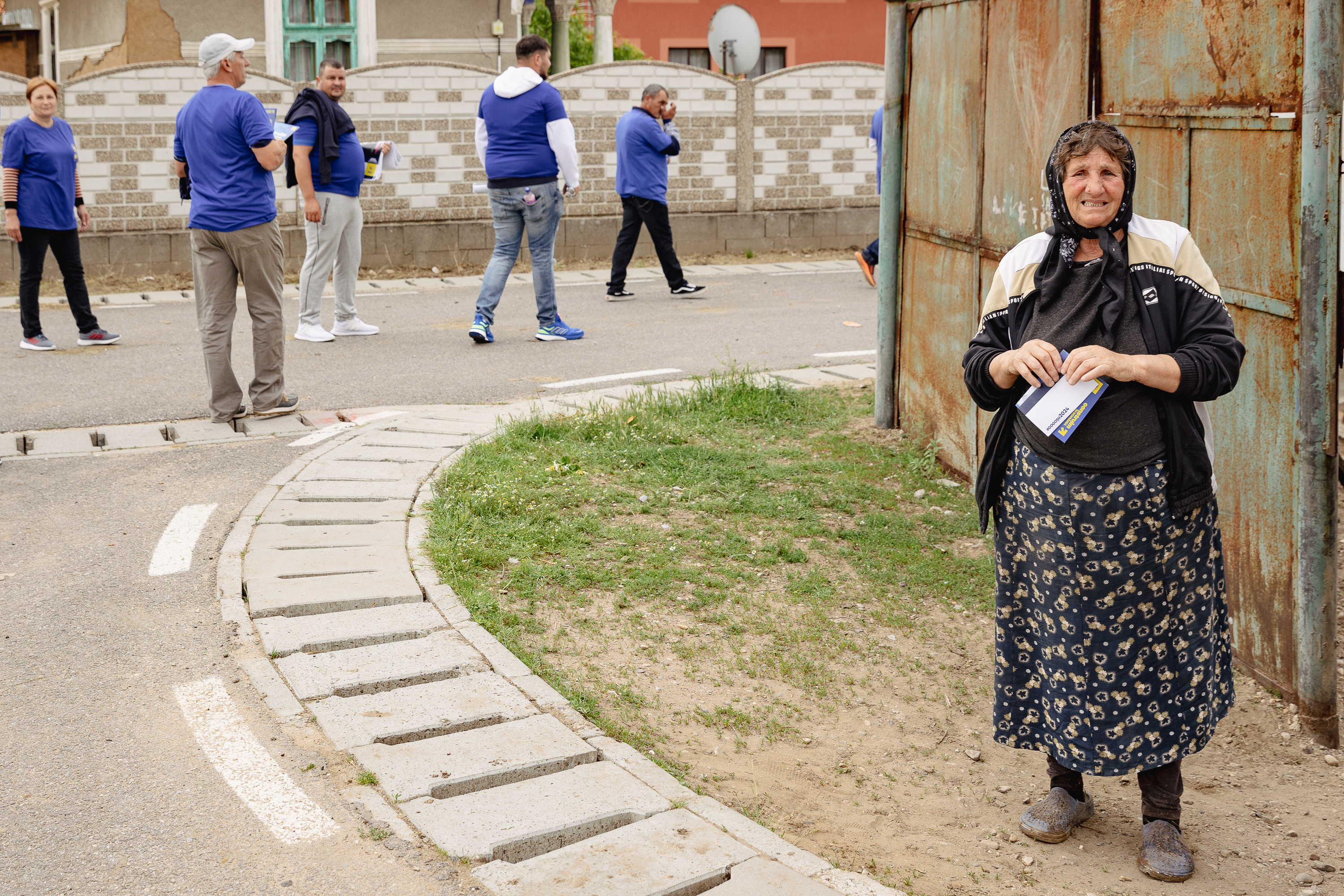 REPORTAJ | Pulsul campaniei în comuna din Mehedinți unde doi foști soți candidează la primărie: „Să mai conducă și muierile! Că poate mai țin și cu muierile! Că oamenii nu țin decât cu oamenii!”
