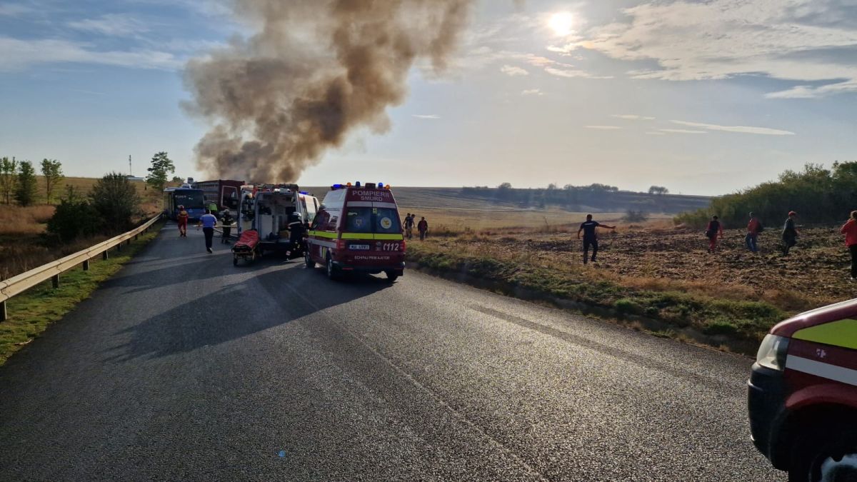 Accident cu un autocar, un microbuz și un TIR în Teleorman. Cinci persoane, transportate la spital. UPDATE