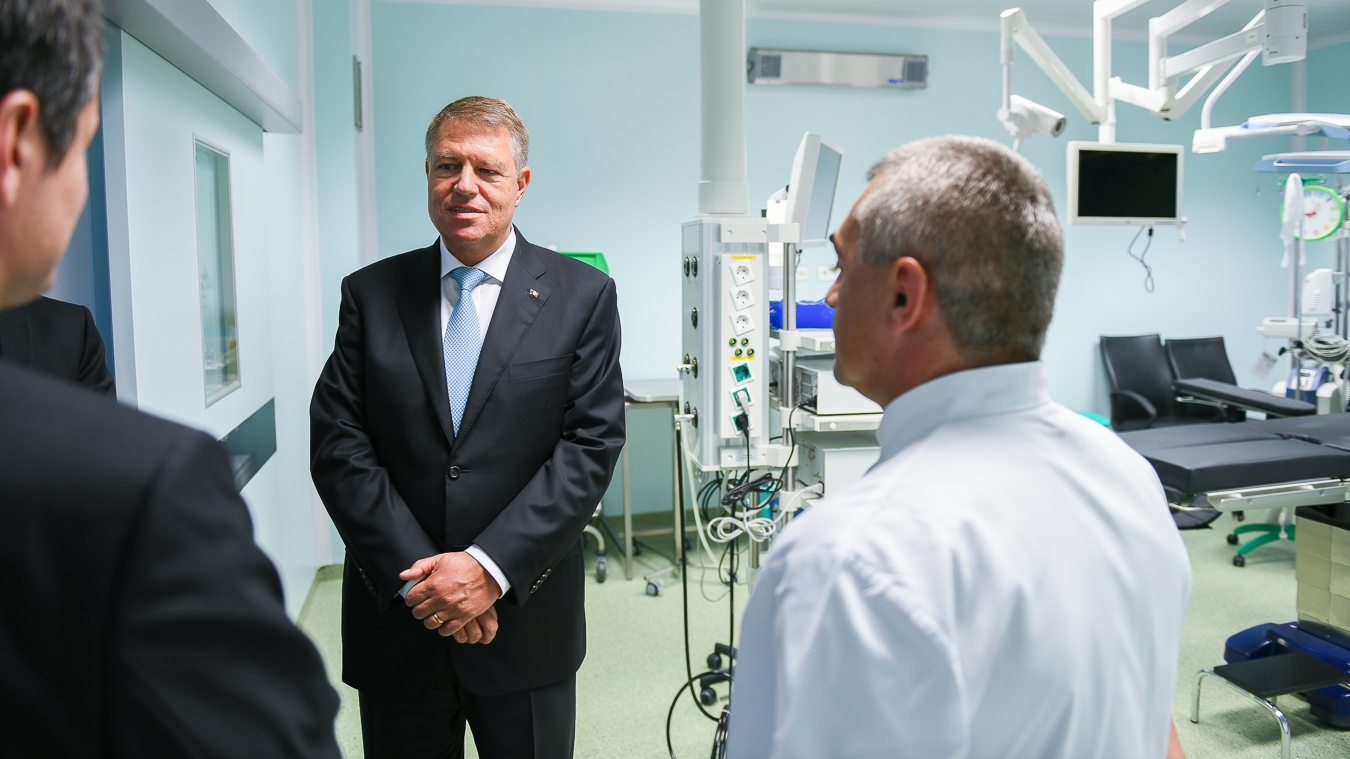 Iohannis, primit cu scandări la Institutul Oncologic din Cluj; S-a strigat ”Uniţi salvăm toată România" și ”Clujul vă susține!” (FOTO)