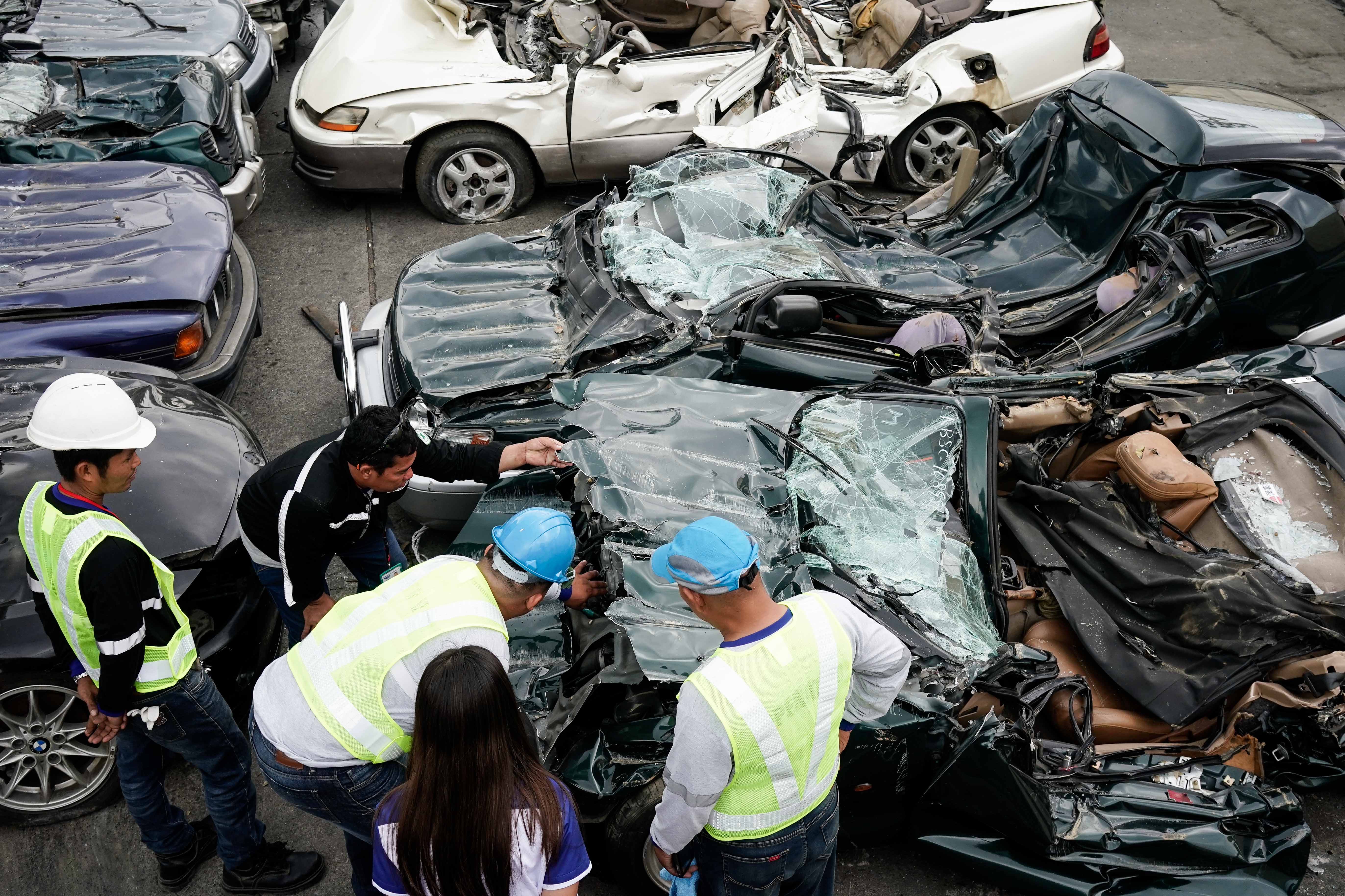 FOTO | Autoritățile filipineze au distrus zeci de mașini de lux