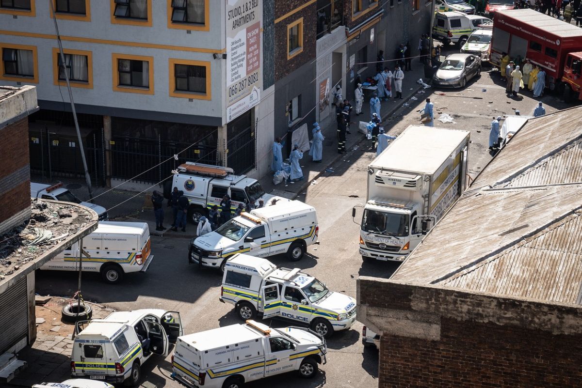 Uși încuiate și niciun extinctor. Mărturiile supraviețuitorilor incendiului cu 74 de morți din Johannesburg