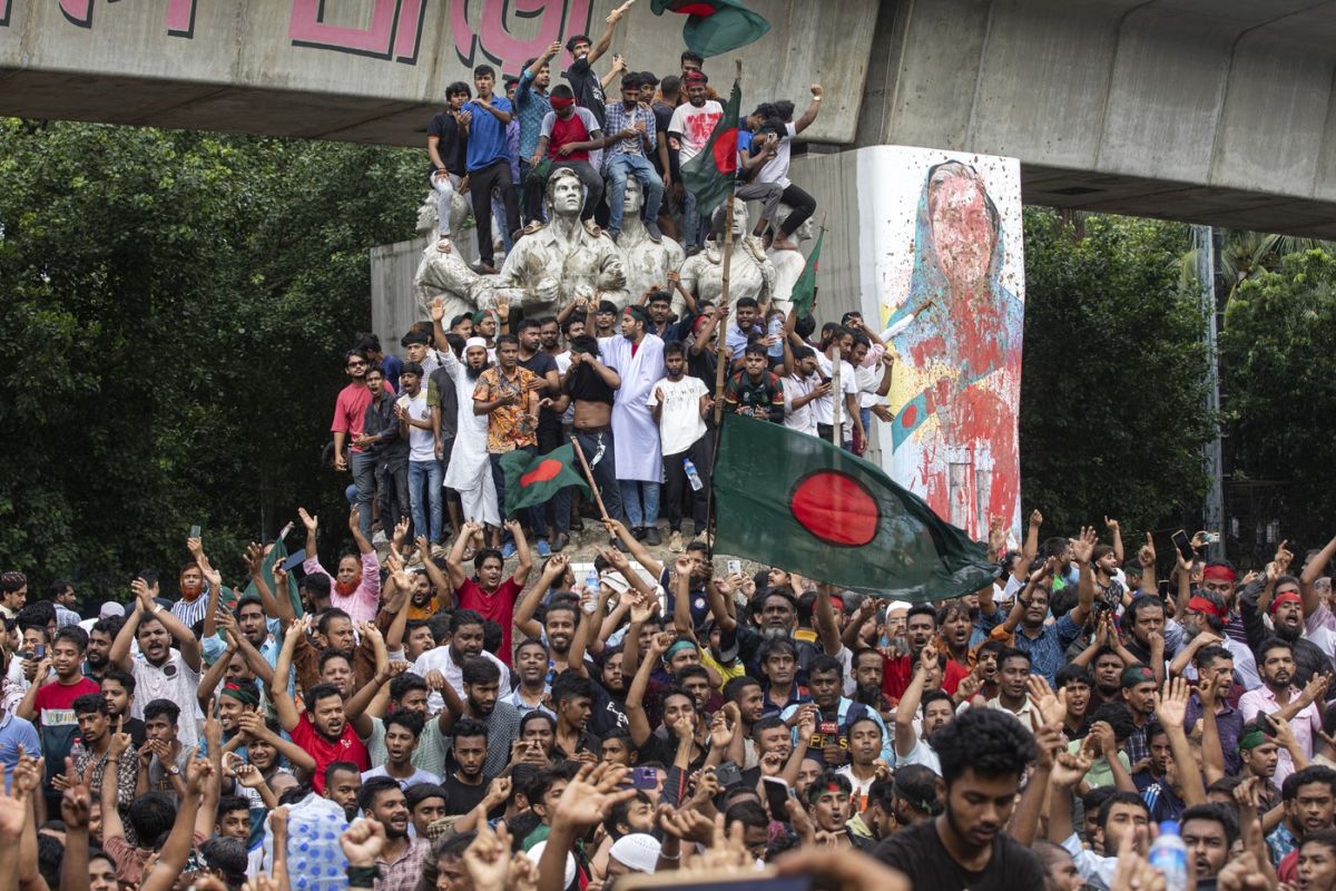 Haos în Bangladesh. Premierul a demisionat și a părăsit țara, în timp ce protestatarii îi luau cu asalt reședința oficială