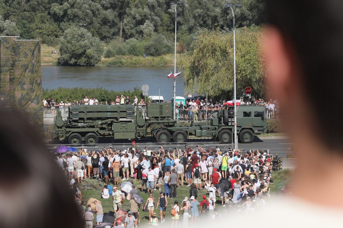 Polonia a organizat cea mai mare paradă militară din ultimele decenii, „într-o demonstrație de forță”. „Poate fi superputerea militară a UE și NATO”
