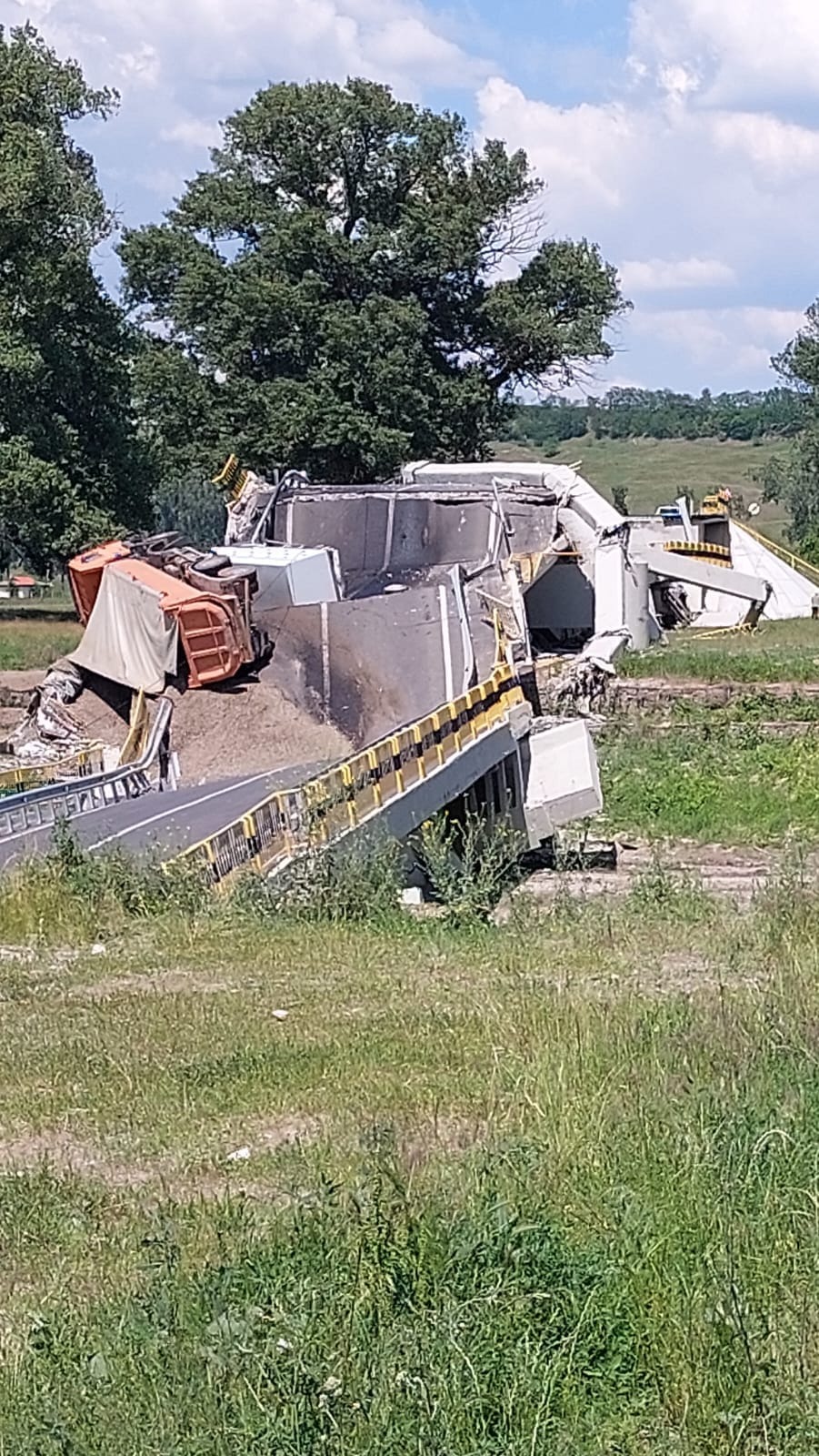 S-a prăbușit un pod rutier din Neamț, inaugurat anul trecut, după o reabilitare de 8 milioane de lei. Un bărbat a fost rănit