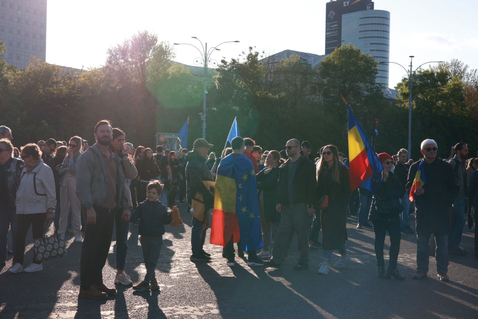Miting în Piața Victoriei pentru susținerea lui Ilie Bolojan, înaintea moțiunii de cenzură: „AUR și PSD, aceeași mizerie”. Mesajul transmis de premier