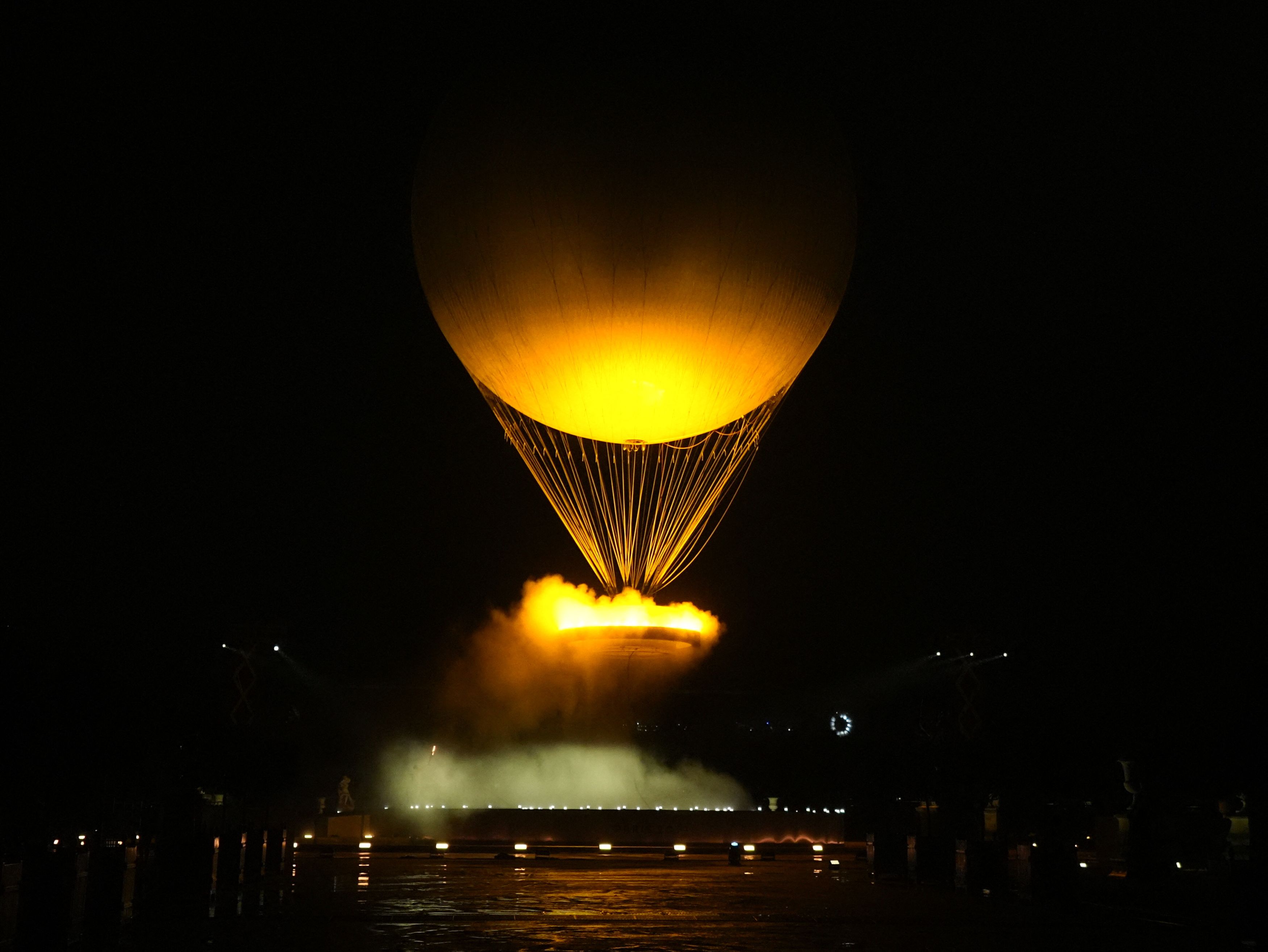 Flacăra olimpică de la JO 2024 arde pe cerul Parisului sub un balon. O inovație tehnică ce folosește electricitate pentru a imita un foc real