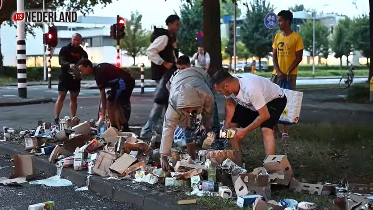 Polițiștii i-au lăsat pe trecători să-și umple portbagajele cu iaurt și unt, după ce un TIR a pierdut încărcătura de lactate pe șosea