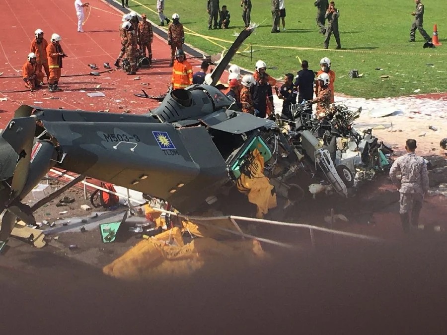 Momentul în care două elicoptere ale marinei malaysiene se ciocnesc în aer. Zece militari au murit | VIDEO