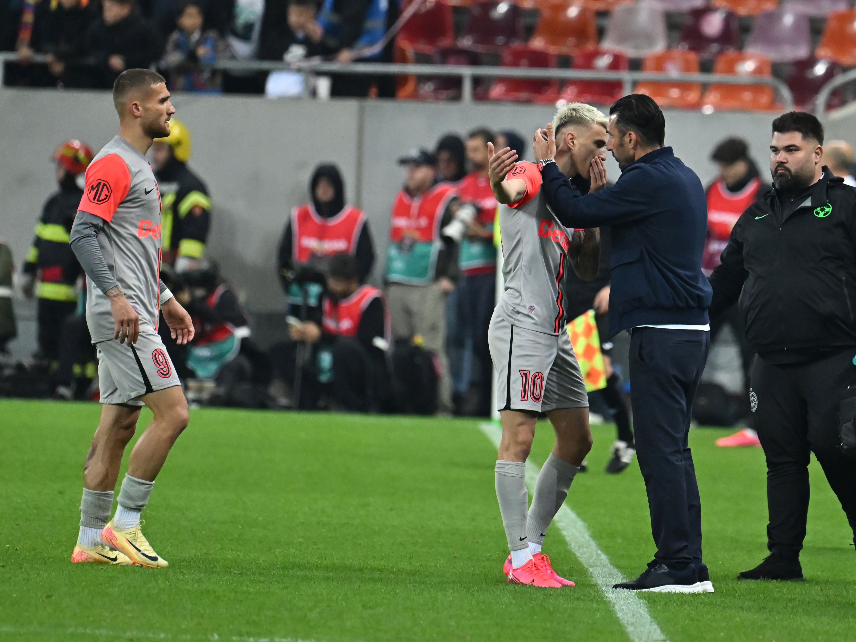 FCSB a învins-o pe Dinamo în deplasare cu 2-0, dar Gigi Becali anunță amenzi