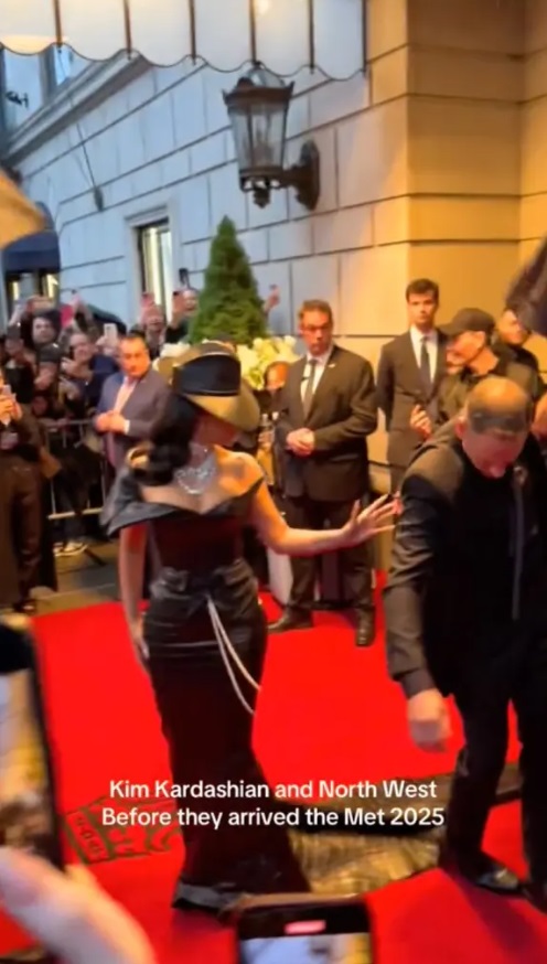 Met Gala 2025. Reacția lui Kim Kardashian după ce un agent de securitate a călcat-o pe rochie. Gestul ei, surprins de camerele de filmat